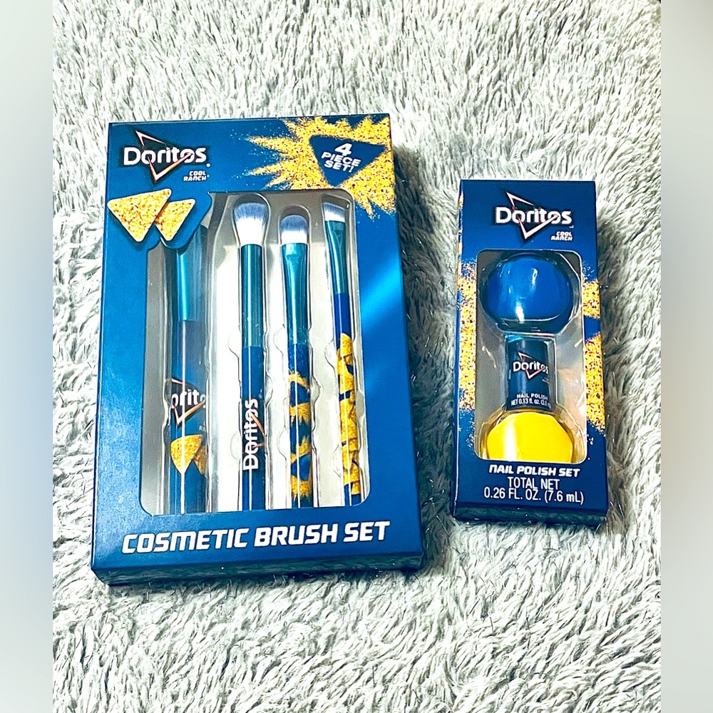 Doritos 4-Piece Makeup Brush Set & Polish Duo